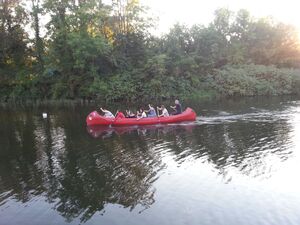 Damenmannschaft am Kanurennen