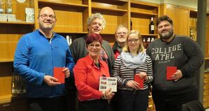 Die neuen Mitglieder mit der 1. Vorsitzenden Anita Götz (2. v.l.)